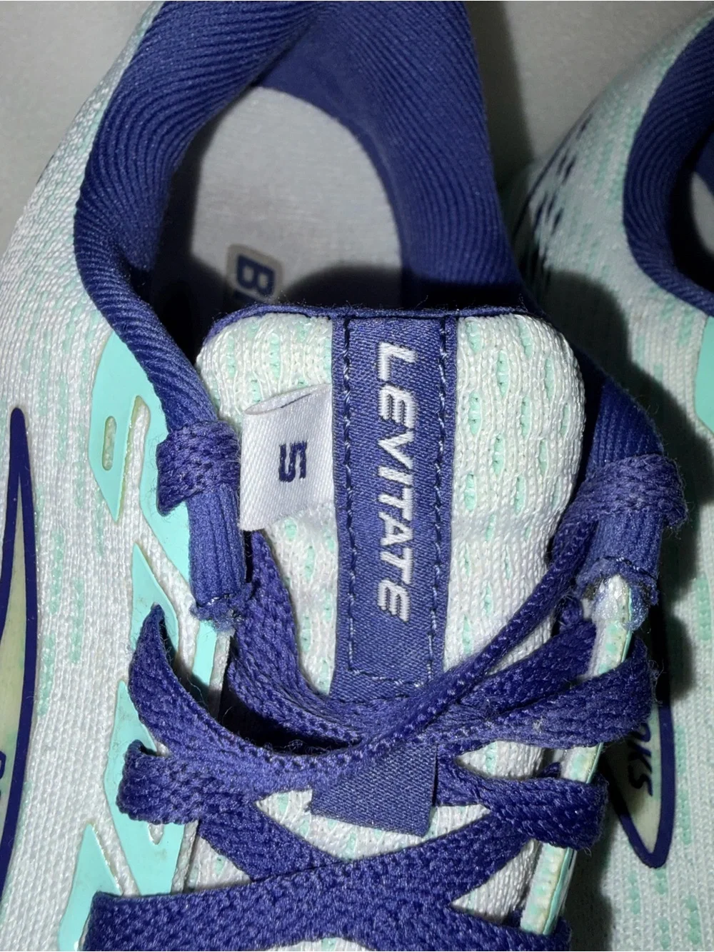 Brooks Levitate Running Shoes -Green & Navy women size 8.5